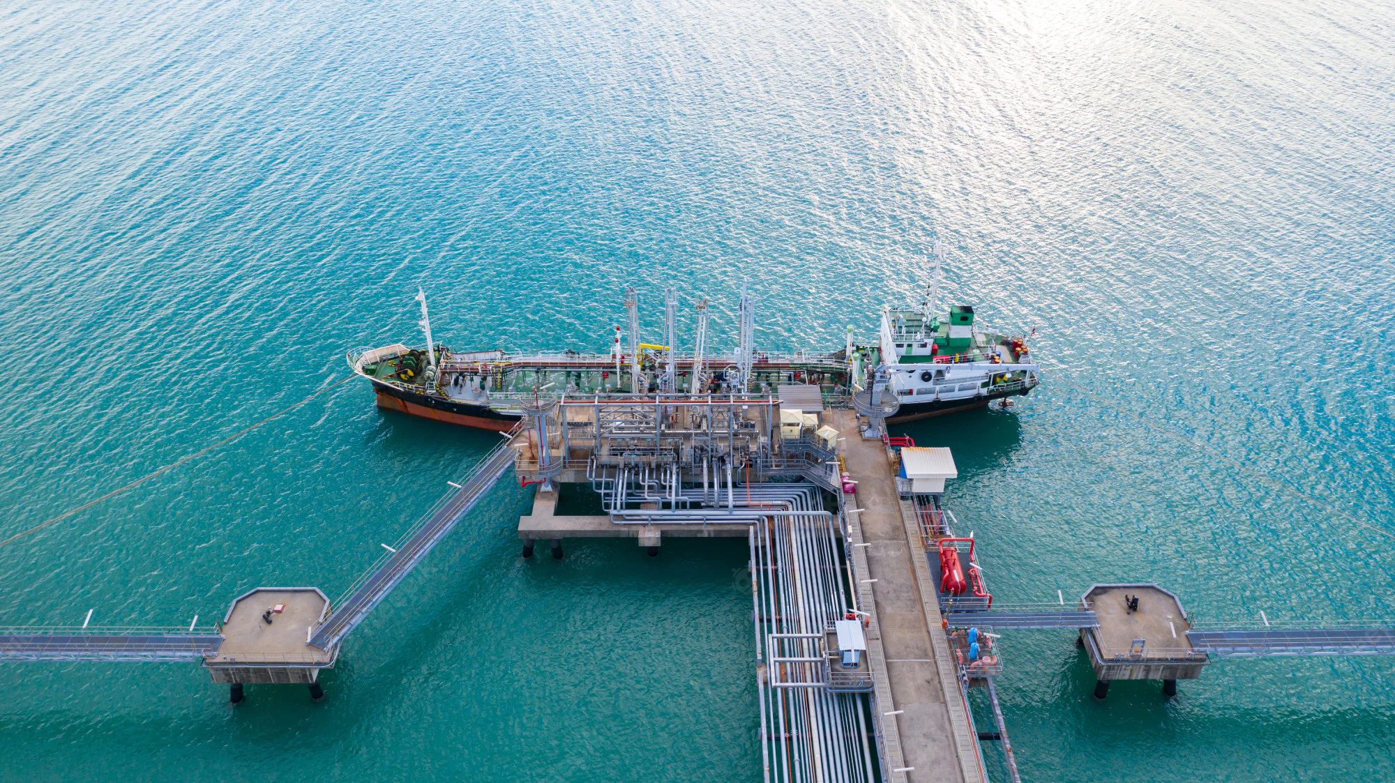 vue-aerienne-dechargement-navire-citerne-au-port-entreprise-import-import-export-petrole-hydrocarbures-transport-navire-citerne-raffinerie-mer_35024-582